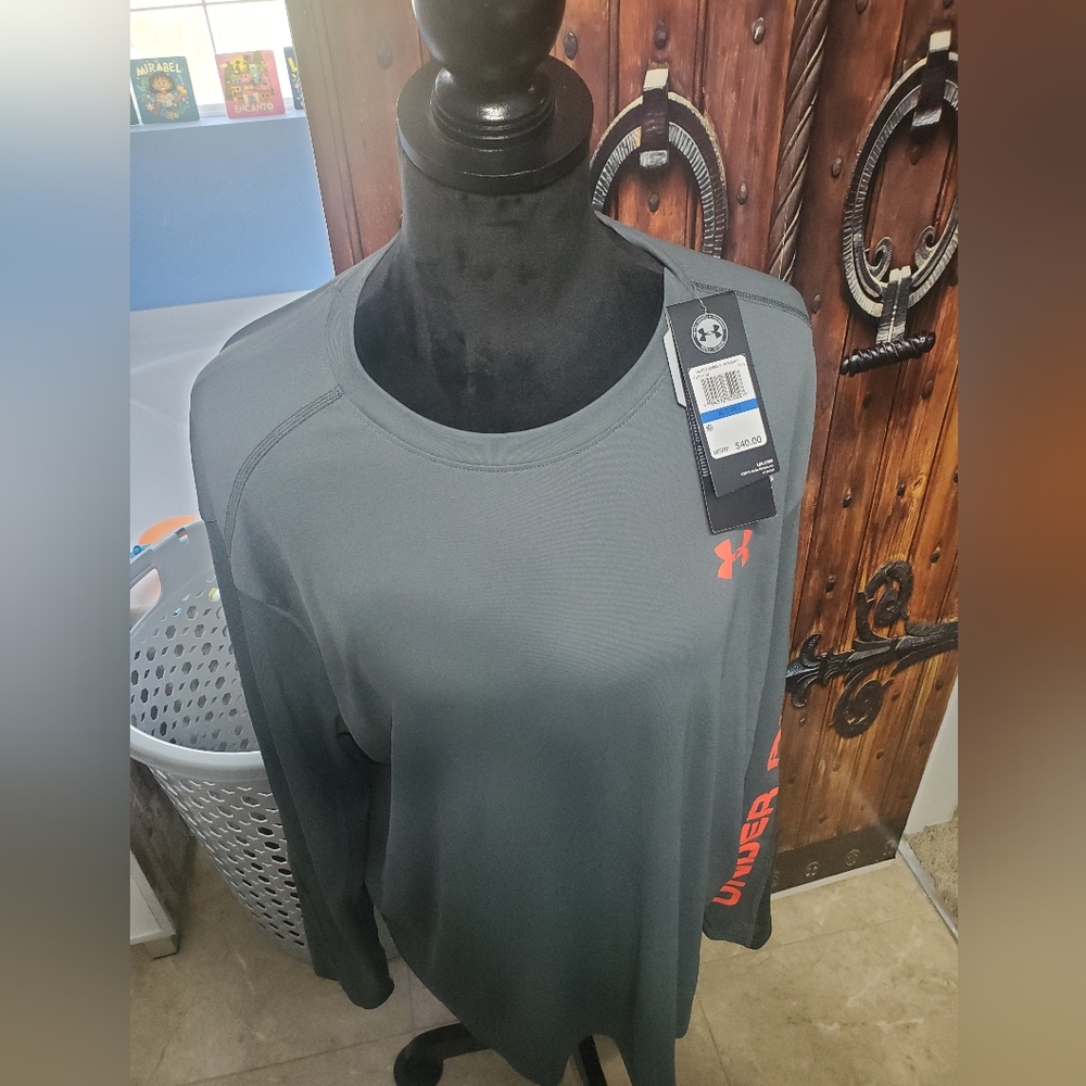 mens underarmour heatgear upf50 shirt new with tags.